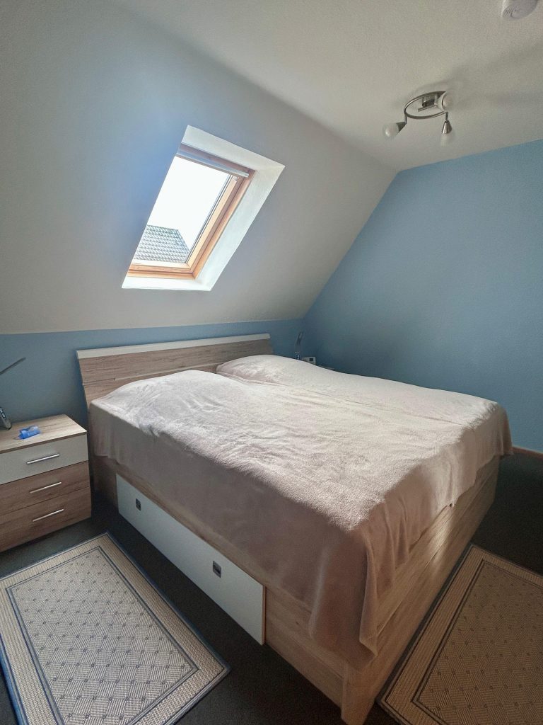 Schlafzimmer der Ferienwohnung Zur Mühle in Burhave mit großem Bett