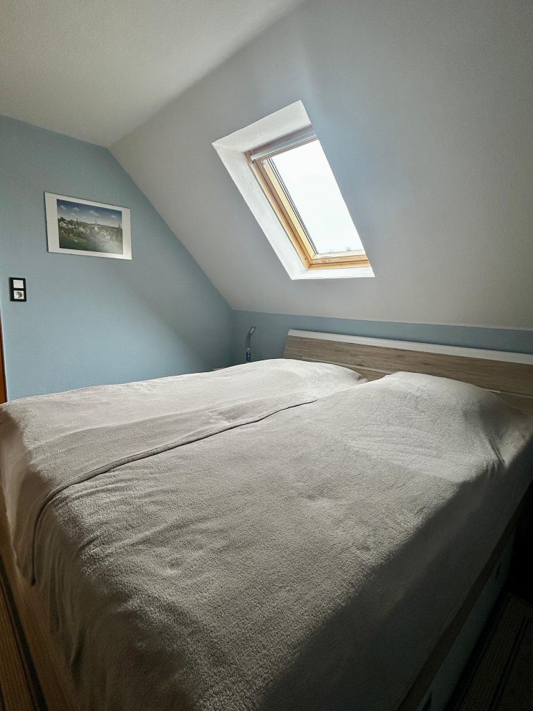 Blick ins Schlafzimmer der Ferienwohnung in Burhave