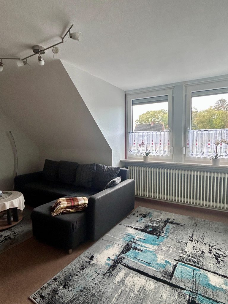 Wohnzimmer der Ferienwohnung Zur Mühle in Burhave mit Sitzecke und Couchtisch