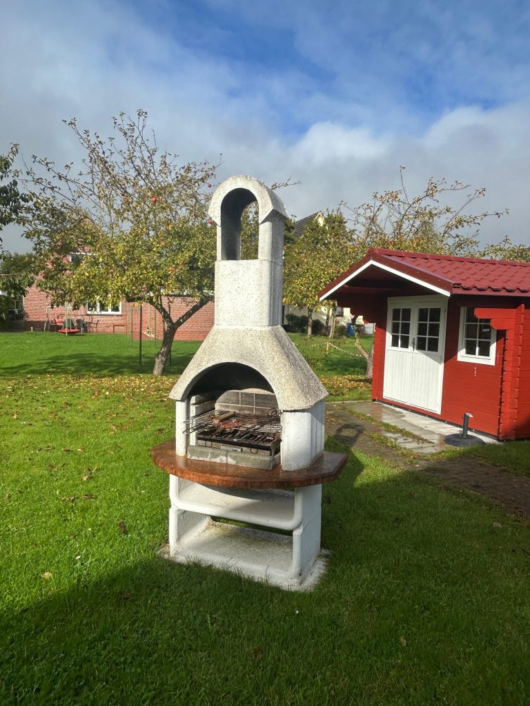 Gartengrill im Garten der Ferienwohnung Zur Mühle in Burhave